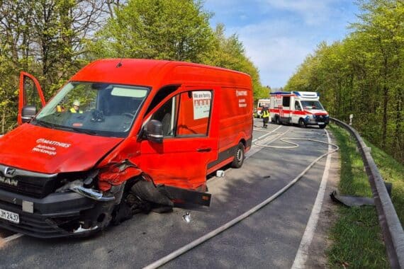Ein schwer beschädigter MAN-Transporter nach einem Unfall, umgeben von Rettungskräften und Fahrzeugen.