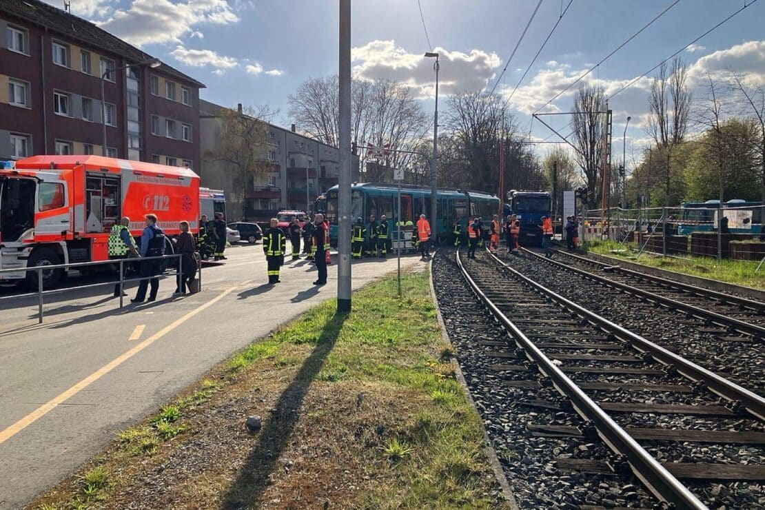 Schwerer Unfall zwischen U-Bahn und LKW im Frankfurter Riederwald
