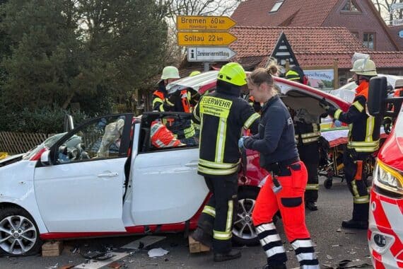 Rettungskräfte schneiden das Dach eines verunfallten Smart zur patientenschonenden Rettung ab.