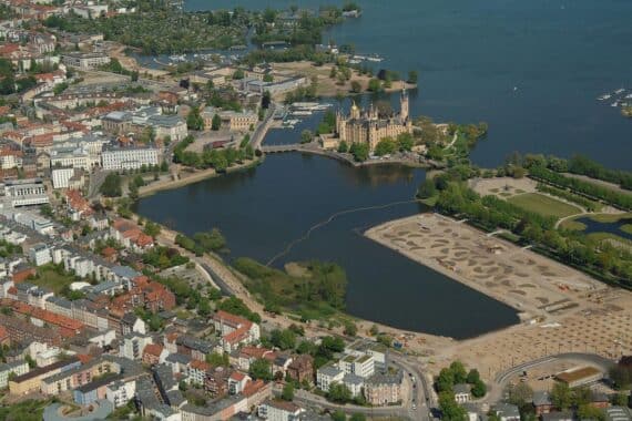 Schweriner Gelände für Gartenschau und Wohnungsbau, grüne Planung für nachhaltige Stadtentwicklung.
