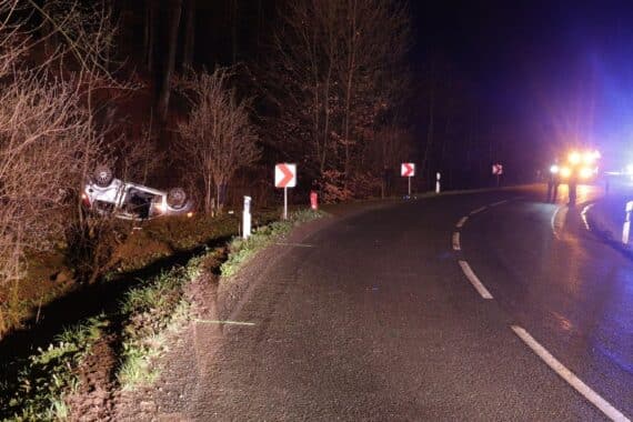 Schwerer Verkehrsunfall: Auto überschlägt sich, Beifahrerin schwer verletzt, Rettungshubschrauber im Einsatz.