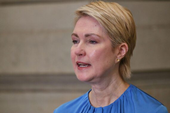 Manuela Schwesig auf einer Pressekonferenz, besorgt über Sozialreform und wirtschaftliche Stabilität.
