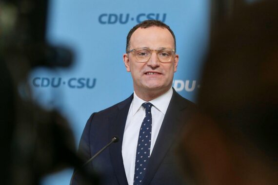 Jens Spahn und Lars Klingbeil diskutieren Reformen zu Pflege und Gesundheitswesen in Deutschland.