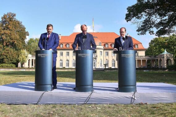 Politiker diskutieren hitzig in der Berliner Villa Borsig über Reformen und Entlastungen.