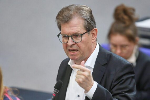 Ralf Stegner kritisiert US-Politik gegen Iran, warnt vor globalen Konsequenzen und Chaos.