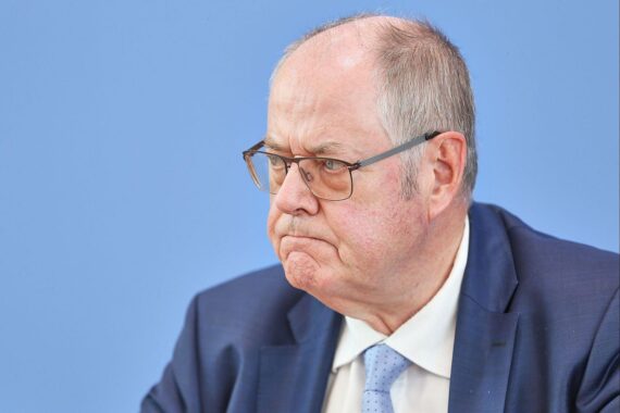 Peer Steinbrück reflektiert selbstkritisch über Deutschlands Herausforderungen und politische Fehlentscheidungen in Berlin.