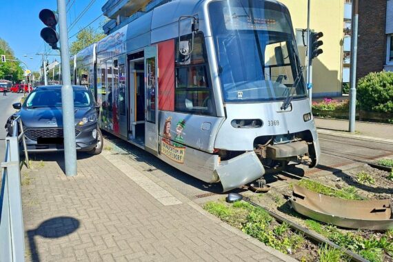 Unfall zwischen Straßenbahn und Pkw in Ratingen, Feuerwehr sichert Unfallstelle, keine schweren Verletzungen.