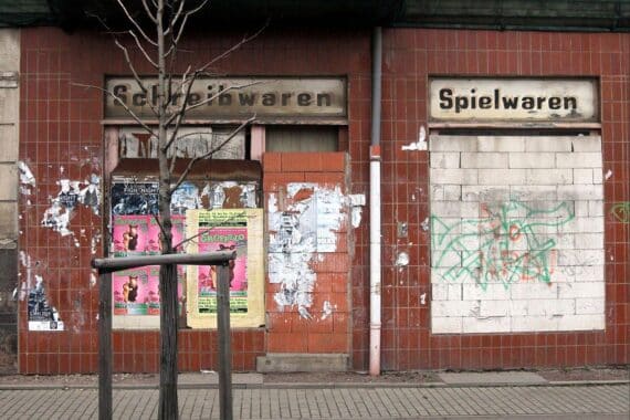 Leerstehende Häuser symbolisieren wirtschaftliche Herausforderungen in strukturschweaksten Regionen, besonders in Ostdeutschland.