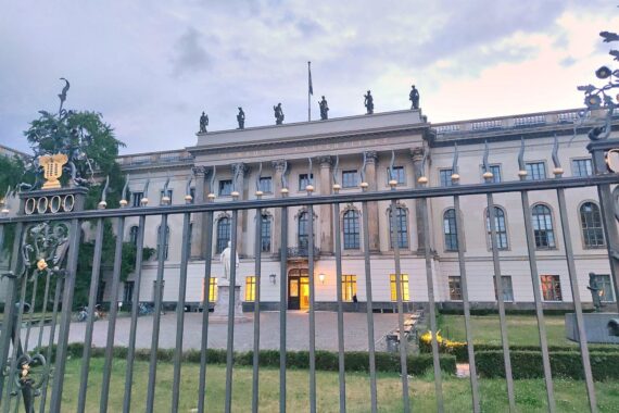 Bild zeigt junge Menschen in Afrika, die unter politischer Gewalt und familiärer Gewalt leiden.