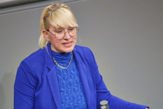 Luise Amtsberg spricht auf der Sudan-Konferenz in Berlin über dringend benötigte politische Lösungen.
