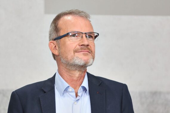 Jens Baas diskutiert Gesundheitsreform; Betonung auf Geld, Pharmaindustrie und notwendige politische Maßnahmen.