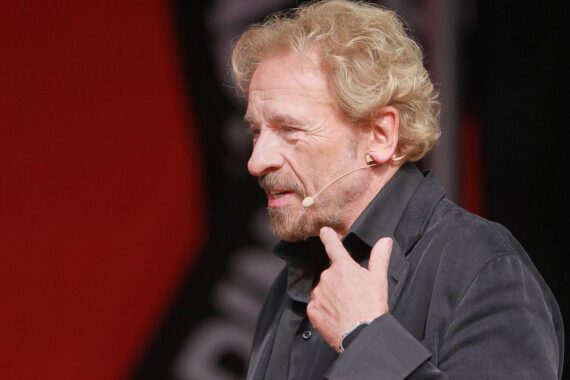 Thomas Gottschalk, gesundheitlich angeschlagen, sagt Comeback für Preisverleihung ab; Event verschoben.
