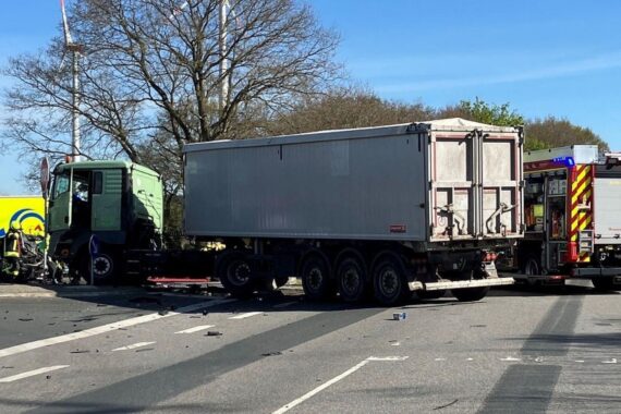 Schwerer Verkehrsunfall mit eingeschlossenem BMW-Fahrer, Rettungskräfte und Verkehrsbehinderungen sichtbar.