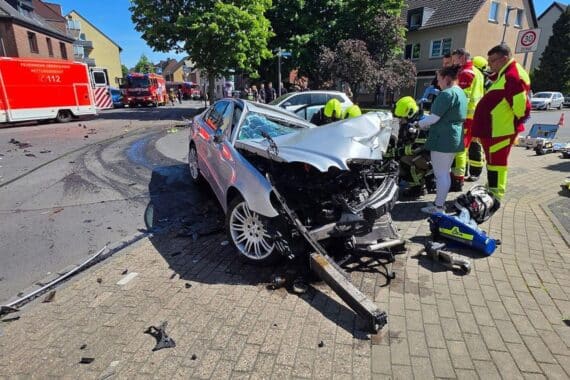 Schwerer Verkehrsunfall: Mercedes gegen Baum, Feuerwehr im Einsatz, Fahrer verstorben.
