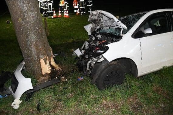Schwerer Verkehrsunfall in Hemmoor, Jugendlicher verstorben, Verletzte und Rettungseinsatz sichtbar.