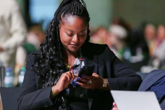 Aminata Touré sieht besorgt aus, diskutiert über finanzielle Herausforderungen und soziale Gerechtigkeit.