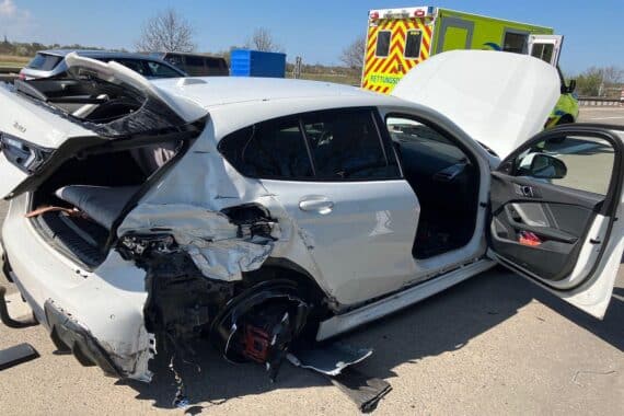 Verkehrsunfall auf Autobahn 27, beschädigte Fahrzeuge, Polizei und Bergungsarbeiten sichtbar.