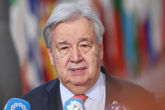 Antonio Guterres verurteilt Angriff auf UN-Blauhelme im Libanon, fordert Waffenruhe und Schutz.
