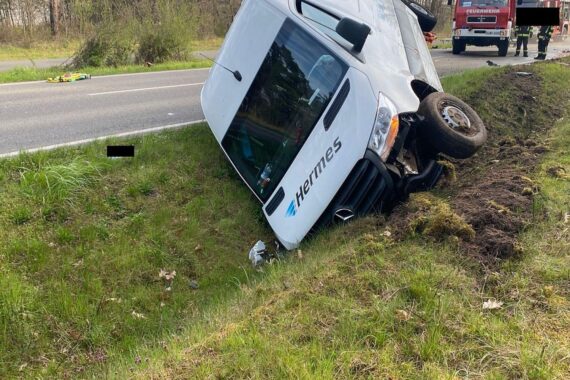 Zwei beschädigte Fahrzeuge nach Unfall im Graben, Polizei an der Unfallstelle.