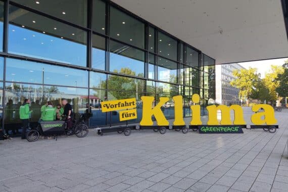 Protestierende für Klimaschutz halten Transparente, symbolisieren den Ausstieg aus fossilen Energien.