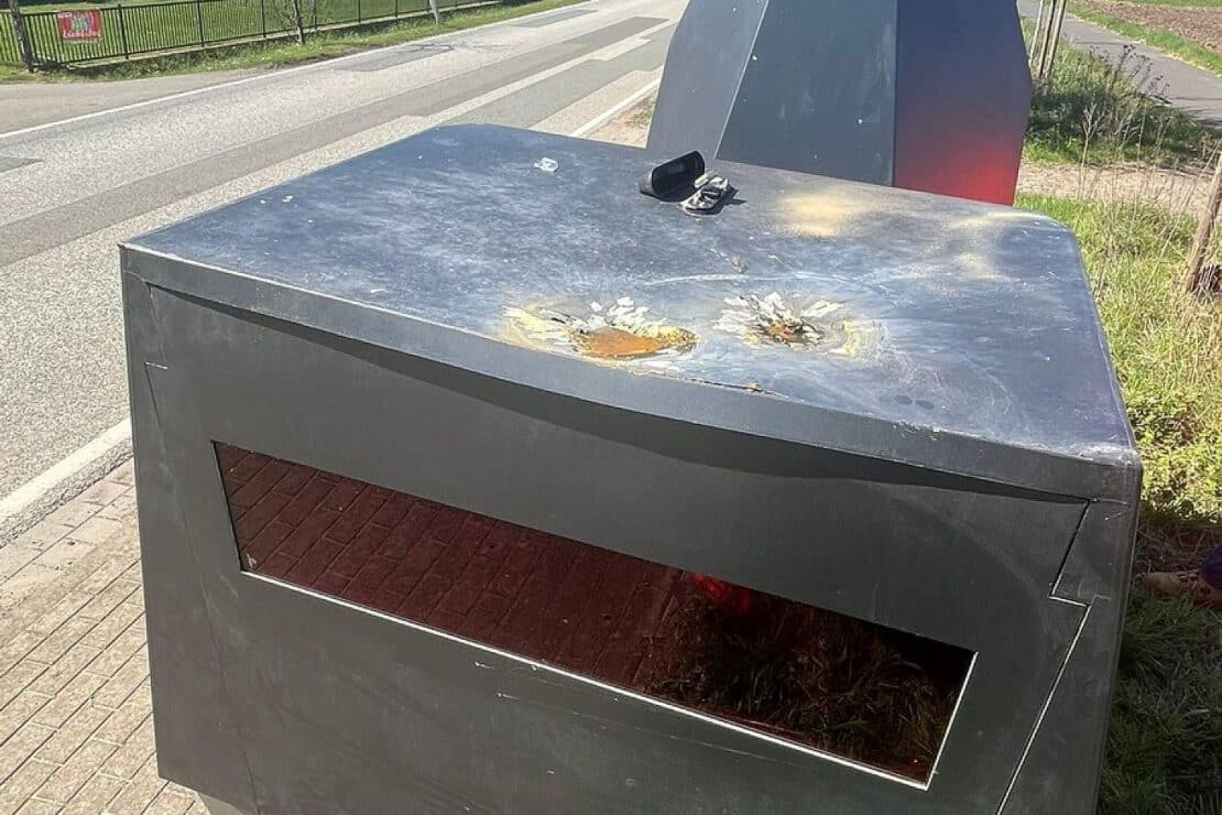 Unbekannte beschädigen Blitzeranhänger in Dreilützow