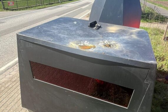 Beschädigter Blitzeranhänger mit Dellen; Polizeieinsatz wegen mutmaßlicher Sachbeschädigung.