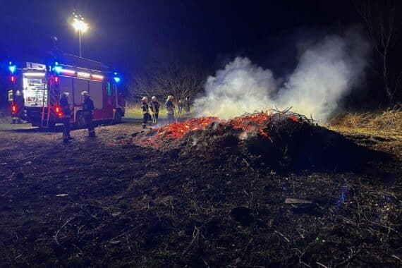 Osterfeuer lodernd, Polizei im Einsatz, Ermittlungen laufen, Kontrolle in Arendsee, Fahrer ohne Lizenz.