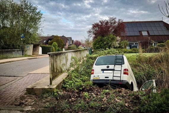 Transporter im Gewässer, Polizei und Feuerwehr bei Bergung, Zeugen gesucht.