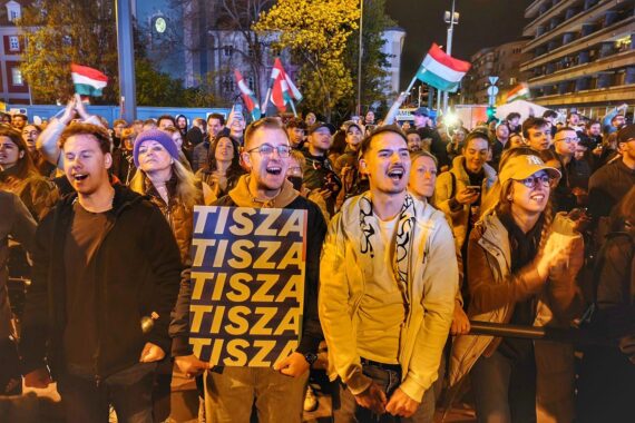 Tisza-Anhänger feiern euphorisch den Wahlsieg von Péter Magyar in Budapest.