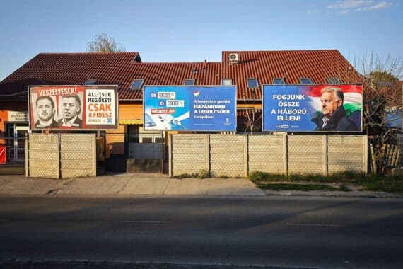 Wahlurnen, Menschen vor Wahllokalen und Plakate von Orban und Magyar in Budapest.