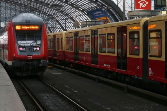 Regionalzug und S-Bahn im Kontext steigender Energiepreise und Diskussion um das Deutschlandticket.