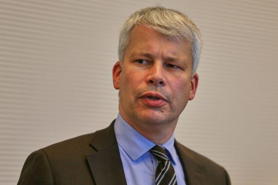 Steffen Bilger bei einer Bundestagssitzung, Symbol für politische Diskussion über Diätenerhöhungen.
