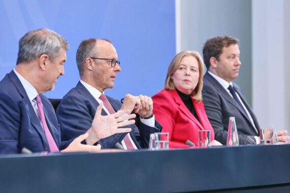 Politiker bei Pressekonferenz, diskutieren Koalitionsreformen und zukünftige Vorhaben in Berlin.