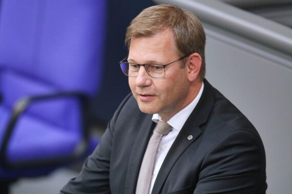 Thomas Erndl diskutiert Wehrdienstmodernisierungsgesetz und Genehmigungspflicht für Auslandsaufenthalte.
