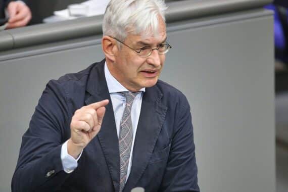 Mathias Middelberg warnt vor Schuldenaufnahme wegen Iran-Konflikts und deren wirtschaftlichen Folgen.