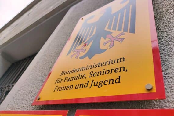 Proteste gegen Förderkürzungen: Familienministerium, Organisationen, Demokratie, Extremismus, Unsicherheit, politische Motive.