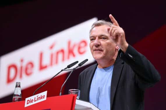 Jan van Aken kündigt Rücktritt als Ko-Vorsitzender der Linken aus gesundheitlichen Gründen an.