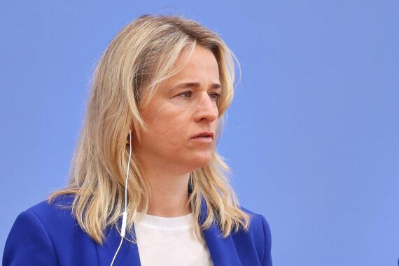 Verena Bentele fordert mehr staatliche Hilfe für Bedürftige angesichts steigender Lebenshaltungskosten.