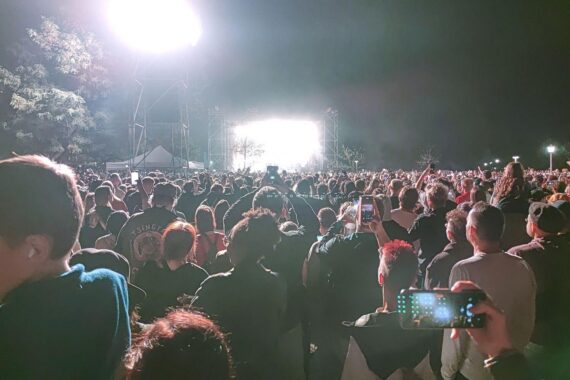 Zuschauer genießen Konzertatmosphäre, während Verbraucherüberwachung für fairen Ticketverkauf gefordert wird.