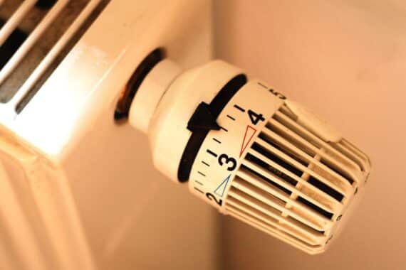 Heizung mit Thermostat, der auf hohe Gaspreise hinweist, um Kostenexplosion zu symbolisieren.