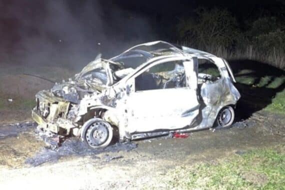Brennender Renault Twingo auf einem Feldweg, Polizei und Feuerwehr im Einsatz.