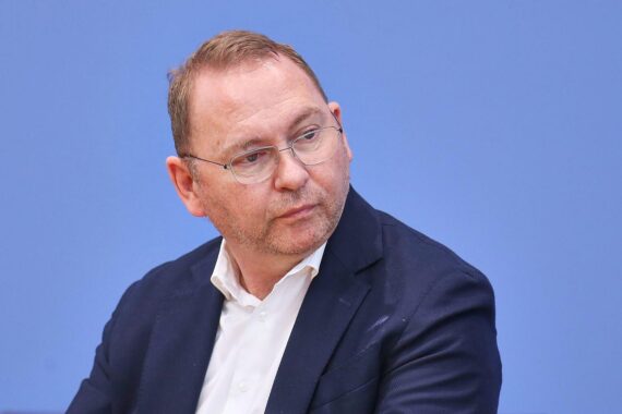 Frank Werneke kritisiert Bundesregierung wegen "Entlastungsprämie" und fordert gerechtere Maßnahmen für Bürger.