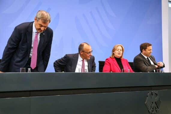 Pressekonferenz in Berlin: Diskussion über steuerfreie Prämie und Energiesteuersenkung. Kritische Stimmen reisen auf.