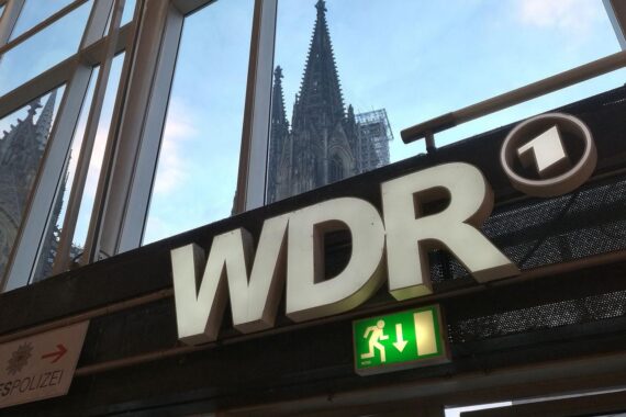 Tarifstreik bei ARD-Sendern: Verdi fordert Gehaltserhöhung, Protestierende mit Schildern vor Sendern.