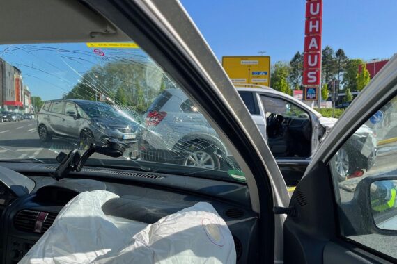 Verkehrsunfall auf der Odenkirchener Straße mit mehreren Verletzten und Fahrzeugen in Mitleidenschaft gezogen.