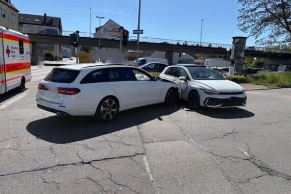 Verkehrsunfall mit zwei beschädigten Autos an Kreuzung, Polizei sucht Unfallzeugen.