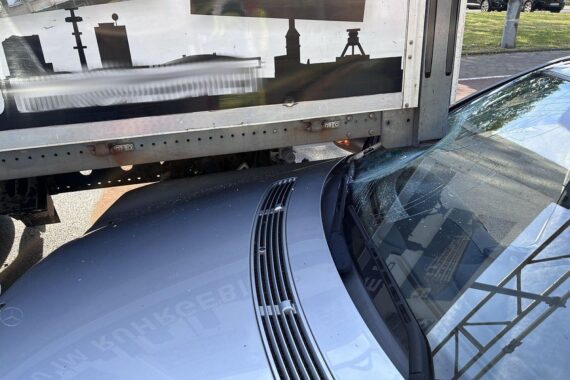 Verkehrsunfall mit LKW und drei Pkw auf Friedrich-Ebert-Straße in Mülheim an der Ruhr.