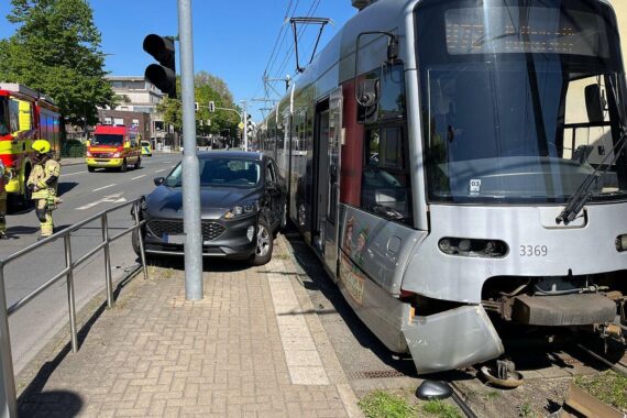 Unfall zwischen Auto und Straßenbahn, verletzte Fahrer, hoher Sachschaden in Ratingen.