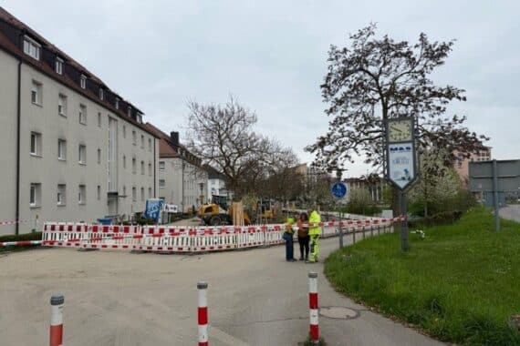 Einsatzkräfte bei Bauarbeiten am Maybachplatz, Fehlalarm bezüglich Bombenfund, Sicherheit gewährleistet.