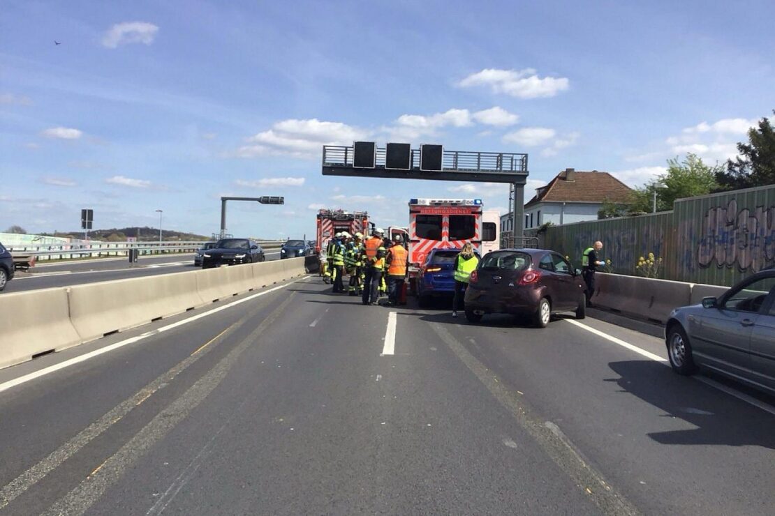 Vier Fahrzeuge auf A40 bei Bochum kollidiert – Feuerwehr-Rettungswagen in Unfall verwickelt